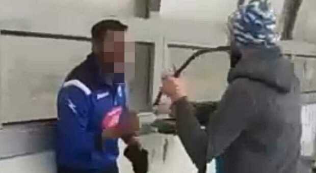 Rapinatori picchiati nella stazione della Circumvesuviana, il video diventa virale