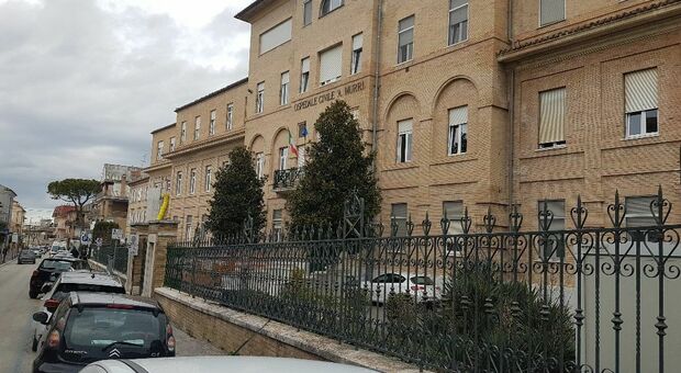 Precari in scadenza e personale insufficiente, scatta il presidio davanti all'ospedale Murri di Fermo