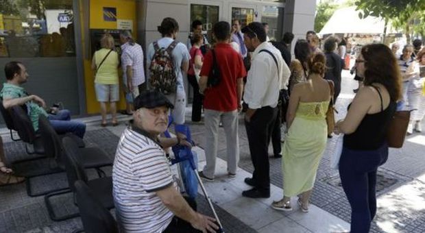 Grecia, 40mila licenziati nell'ultimo weekend. Merkel: "Non si chiude oggi". Male le borse