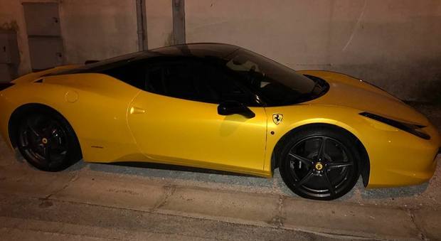 La Ferrari gialla di Rossi parcheggiata al porto di Pesaro. Foto tratta da Facebook