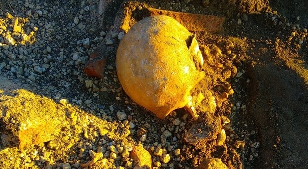 Scavi di Pompei, la denuncia di Osanna su Instagram: «Scheletro depredato dai tombaroli»