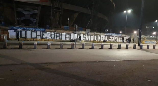 Napoli nel caos, protesta degli ultrà e striscioni in città: «Diserta lo stadio»