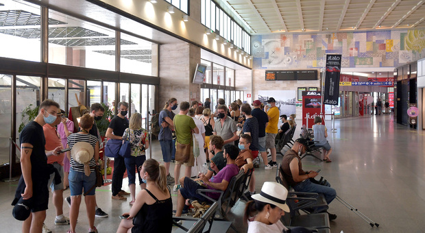 Stazione di Venezia Santa Lucia bloccata fino a stasera: disagi e proteste dei passeggeri
