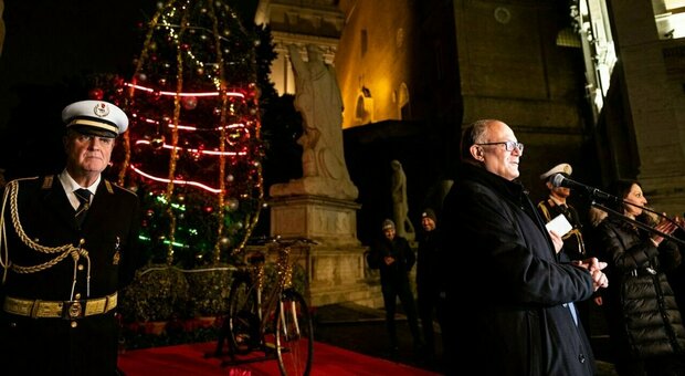 Il sindaco Gualtieri all'accensione dell'albero di Natale del Comune