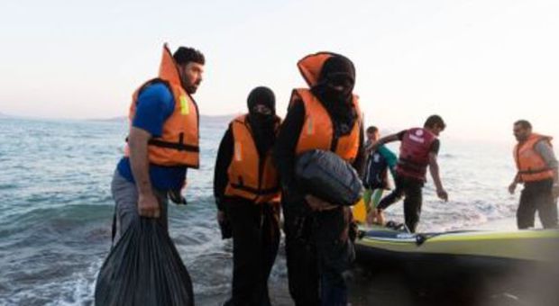 Migranti, caos in Libia: tempi più rapidi per la missione anti scafisti