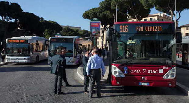 Roma, caos traffico, preferenziali a tempo: riservate nelle ore di punta, dalle 7 alle 9,30