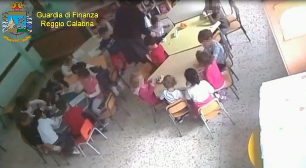 Reggio Calabria, violenze all'asilo: spintoni e schiaffi su bimbi da 3 a 5 anni