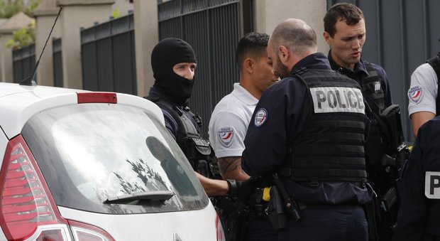 Terrorismo, arrestati a Parigi confessano: preparavano una bomba in nome dell'Isis