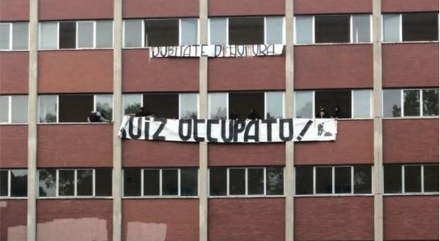 Flop occupazione al Ruiz: dopo 24 ore la preside riesce a far liberare la scuola