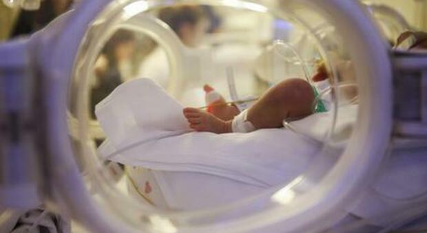 Covid, neonata positiva muore dopo 9 giorni di vita: aveva contratto il virus dalla madre
