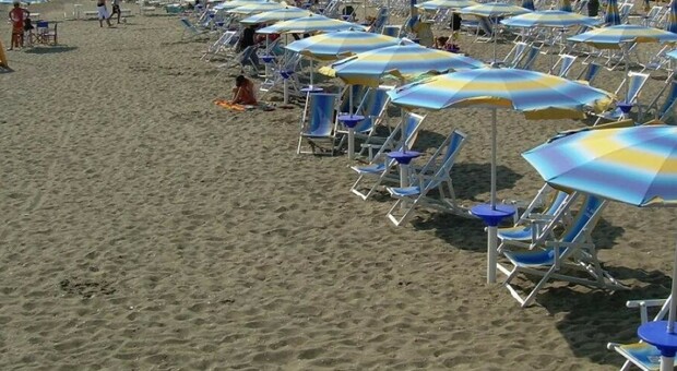 Lido di Latina, ombrelloni tutti prenotati ma spesso la spiaggia è vuota