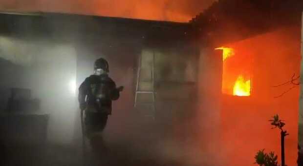 Salento, villetta distrutta da un incendio: proprietari salvi, non erano in casa