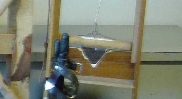 La ghigliottina trovata nel laboratorio degli orrori dai carabinieri