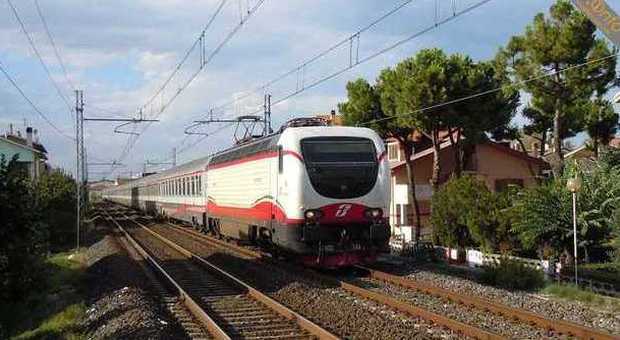 Aria condizionata spenta sul treno, passeggeri furiosi in Emilia