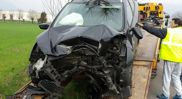 Sbatte sul platano, auto distrutta: lo salva la cintura di sicurezza