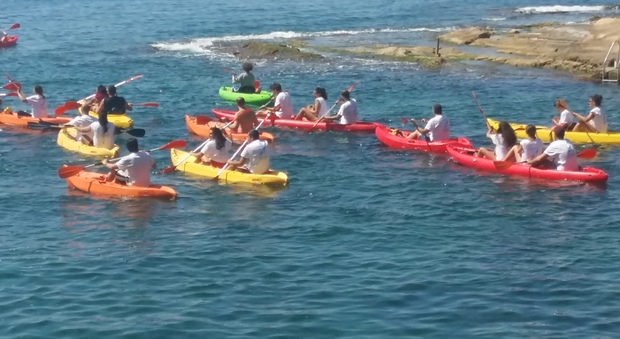 Cento Kayak verso la Gaiola per difendere il mare di Napoli