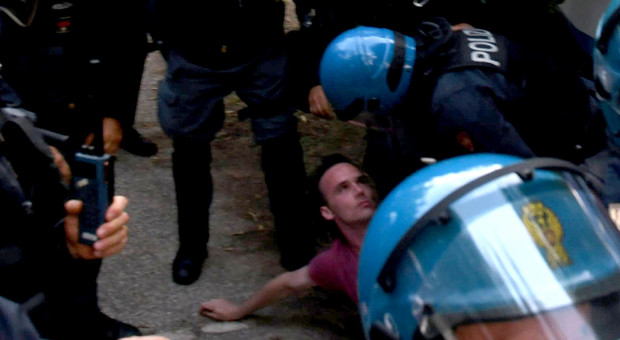 No global forzano il varco all'Excelsior, travolti i poliziotti: 5 agenti feriti