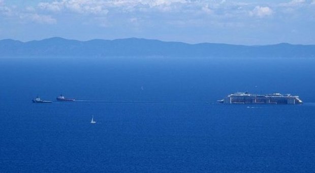 Costa Concordia, inizia il viaggio: domenica sarà a Genova. Commozione sul molo: "Ora l'isola è nostra"