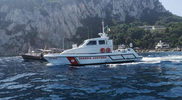 Capri, barca in avaria con 14 persone a bordo: salvati nella notte dalla guardia costiera