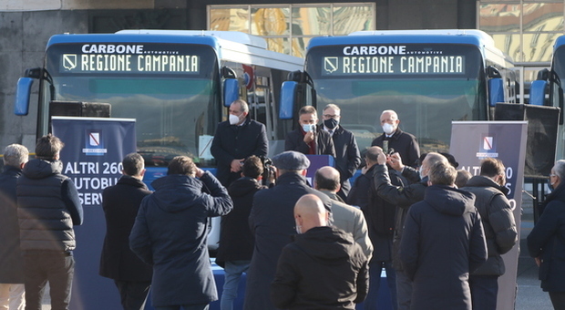 Campania, arrivano 259 nuovi bus: «Anche in aiuto alla ripresa scuola»