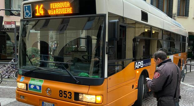 Autobus incastrato a Pontecorvo (foto dal profilo Fb di Arturo Lorenzoni)