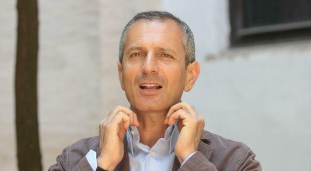 Gianrico Carofiglio: «Investigatori, giallisti o politici: l’importante è guardarsi attorno»