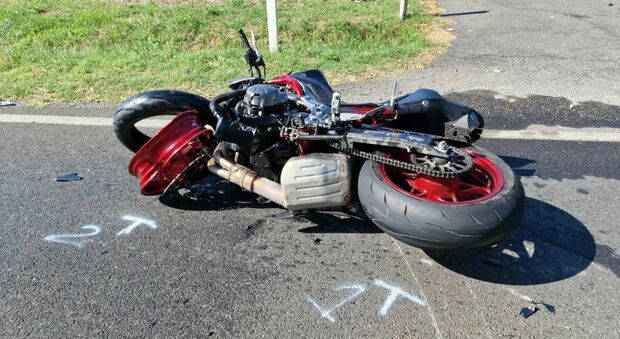 Con la moto contro un'autovettura: morto settantunenne alla guida della due ruote