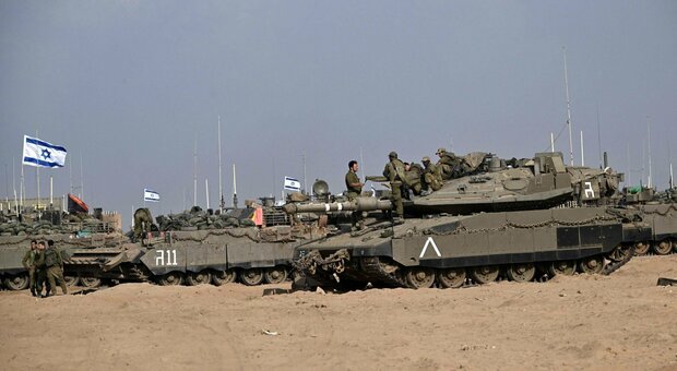 Hamas libera due ostaggi, Israele rinvia l’azione di terra: i negoziati rallentano Tel Aviv (che attende nuove armi dagli Usa)