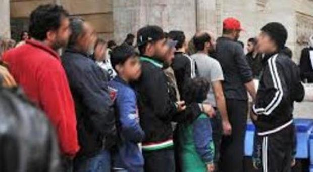 Milano, 350 euro al mese per ospitare un rifugiato. La Lega: "Un insulto agli italiani in difficoltà"