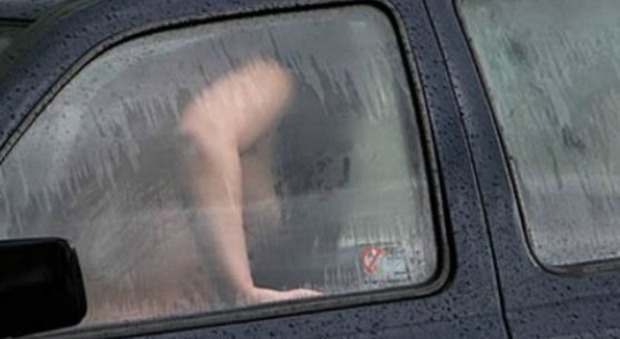 Palermo, fanno sesso in auto, la polizia li sorprende: coppia multata di 10 mila euro