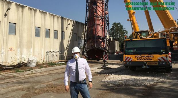 Abbattuto il silos dell'Isochimica: crolla la torre dei veleni