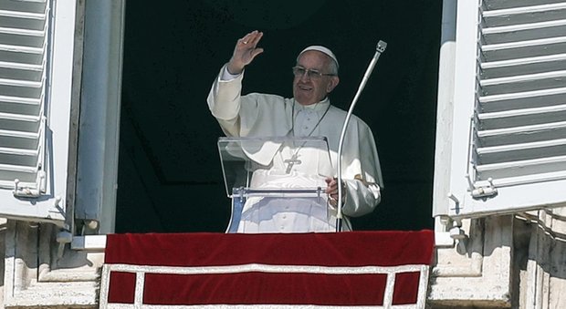 Il Papa bacchetta i cattolici: «Non siate avidi, fate l'elemosina ai poveri»
