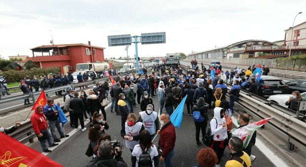 Whirlpool Napoli, operai in rivolta: bloccato il raccordo autostradale per Salerno