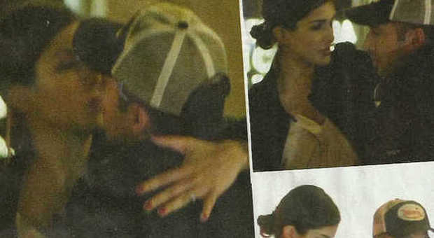 Rocio bacia l'amico bodyguard (Foto da Novella 2000)