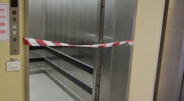 Aggredita e palpeggiata da un maniaco nell'ascensore: un arresto