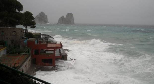Maltempo: stop collegamenti marittimi, Capri è isolata