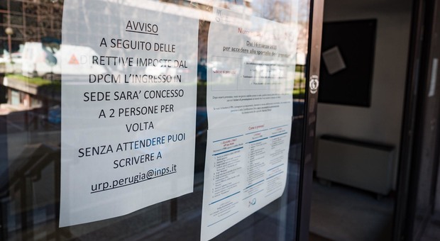 Le nuove regole per l'accesso agli uffici Inps di via Canali a Perugia