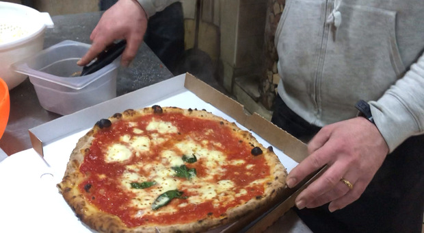 Napoli, impasto per la pizza gratis per le famiglie in difficoltà ai Decumani