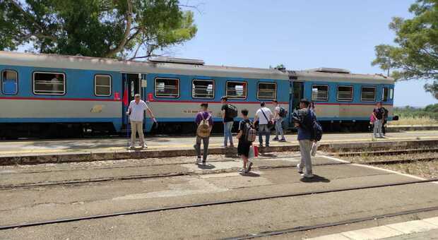 Puglia, viaggiare in treno è un'odissea: l'indignazione dei lettori