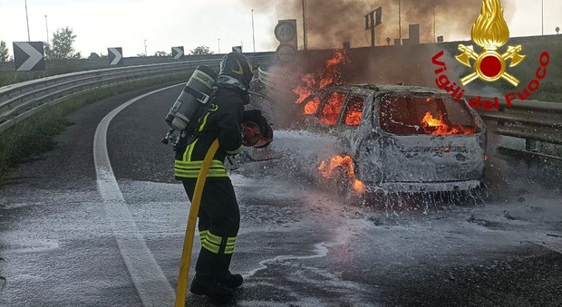Auto in fiamme in A27 nello svincolo per Conegliano: conducente miracolato