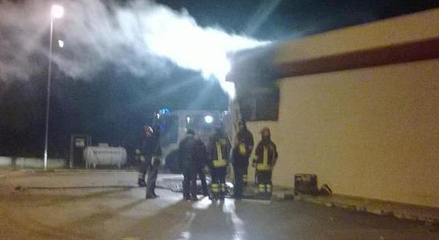 Incendio in un distributore di benzina Pista dolosa; indagano gli agenti di polizia