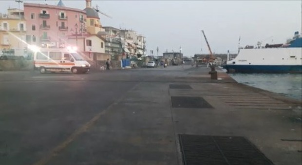 Pozzuoli, traghetto per Ischia lascia a terra ambulanza in rientro (particolare)