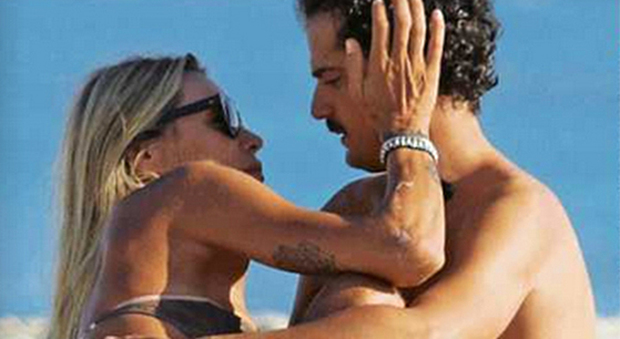 Elenoire Casalegno e il fidanzato Marcello Corso, giornata "rovente" in spiaggia