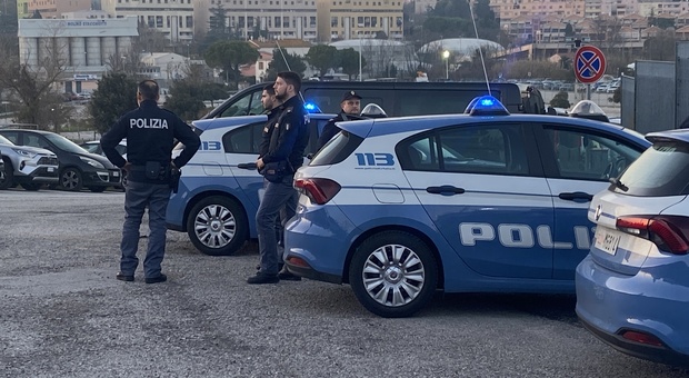 Ancona, vedono la Polizia e cercano di andarsene: due 20enni nei guai per l'hashish