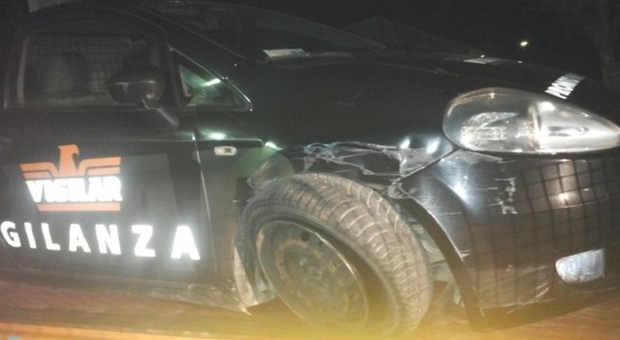 L'auto dell'agenzia Vigilar danneggiata con lo speronamento