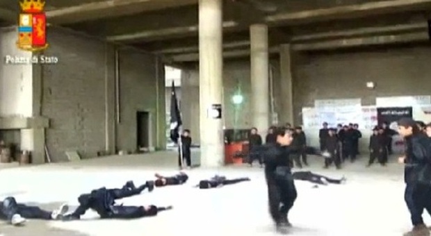Isis, la polizia scopre una cellula italiana: ​"Reclutavano jihadisti". Tre arresti