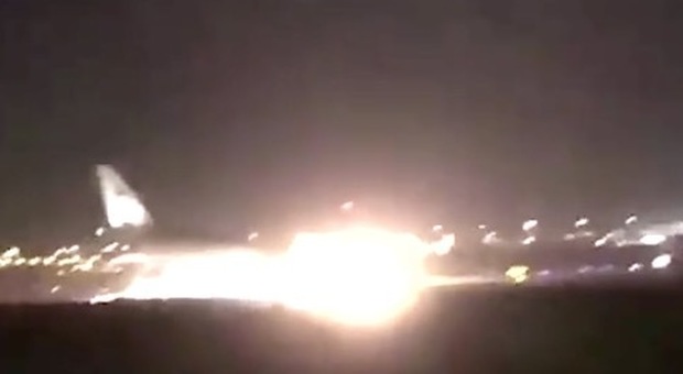 Arabia Saudita, 52 feriti nell'Airbus atterrato sul muso e avvolto dalle fiamme Video