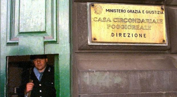 Napoli, rivolta nel carcere di Poggioreale: detenuti devastano celle e padiglione "Salerno"