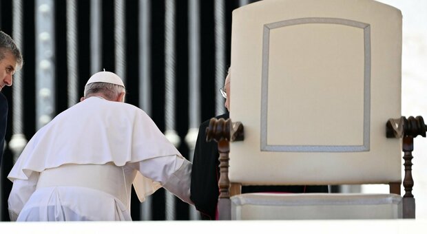 Papa Francesco: «Meglio dimettermi che operarmi». La battuta che agita il Vaticano
