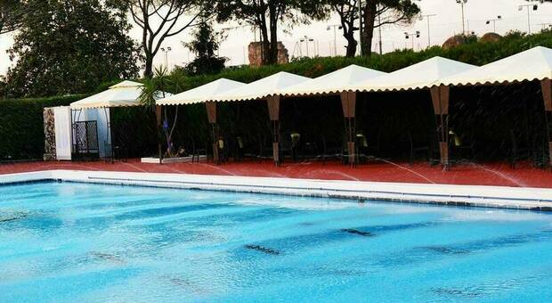 Ragazzo morto annegato a 19 anni durante il party in piscina: il club sotto accusa. «Vasca poco illuminata»